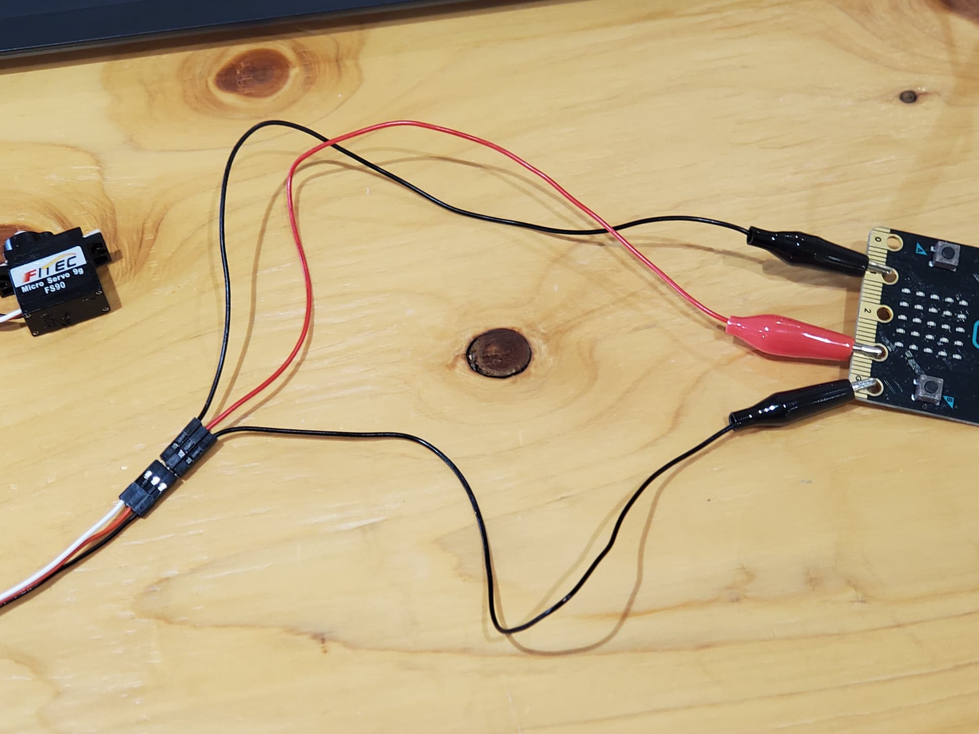 ワニ口クリップとサーボモーターをつなげよう!